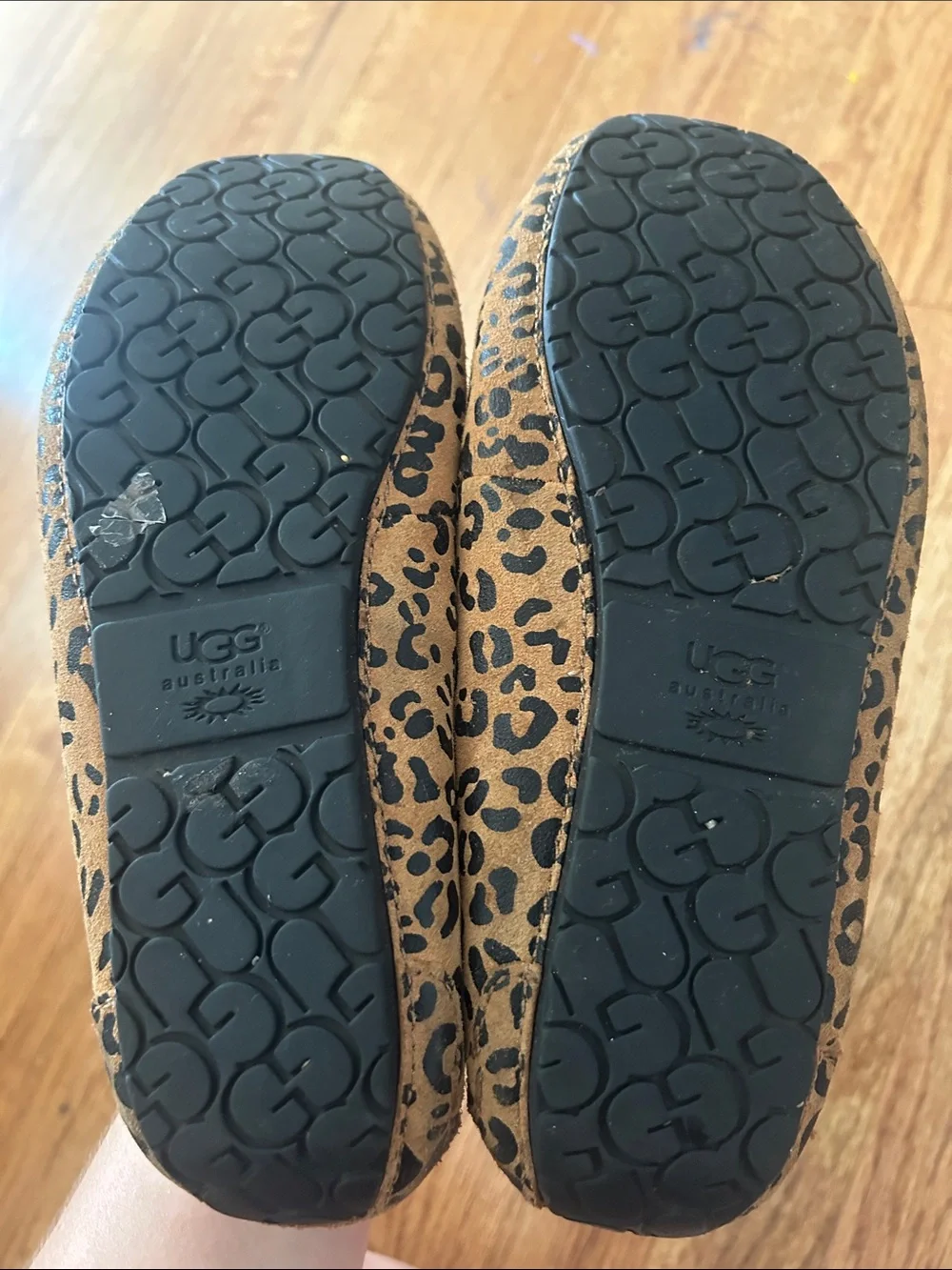 Women’s UGG Dakota Leopard Bow slippers size 6